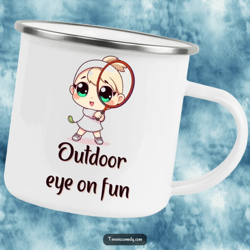 Funny camping mug: character with large eyes playfully swinging a tennis racket. Durable and humorous for adventures.